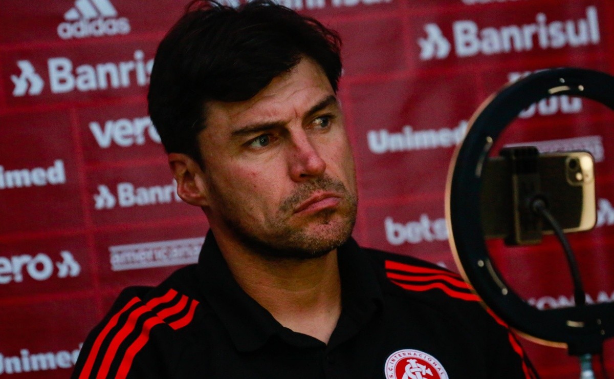 Alexander Medina cai no Gre-Nal desta noite? Veja o que pode acontecer com o treinador do Inter - Somos Fanáticos Brasil