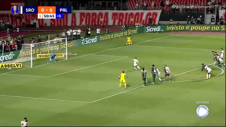 Após intervenção do VAR, árbitro marca pênalti e Calleri abre o placar para o São Paulo - R7