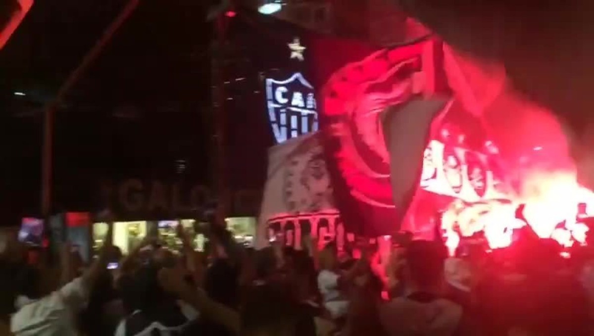 Com bandeiras e música, torcida do Atlético-MG festeja 114 anos do clube - Globo.com