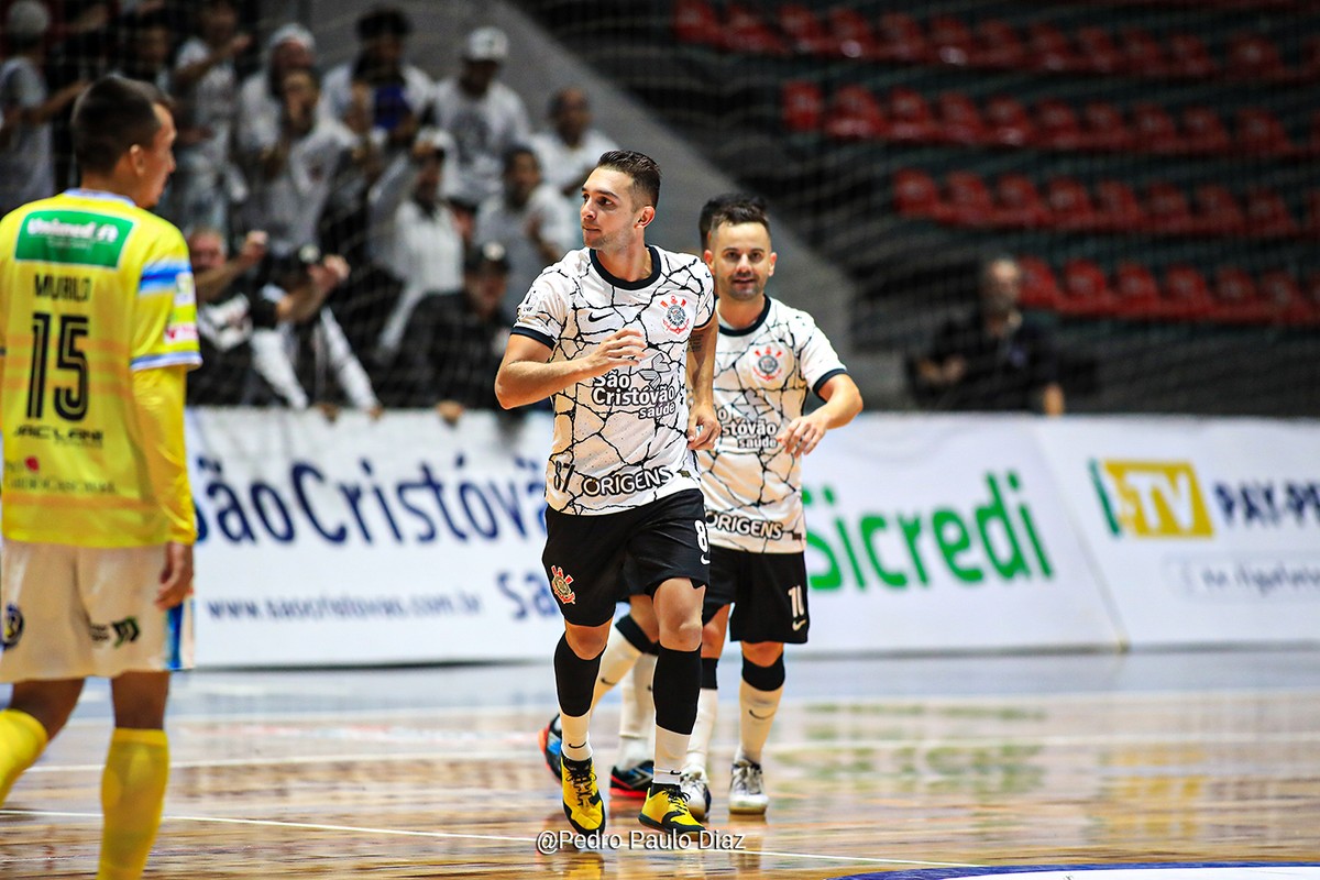 Corinthians faz 4 a 1 no Marechal-PR e vence a segunda na LNF - Globo.com