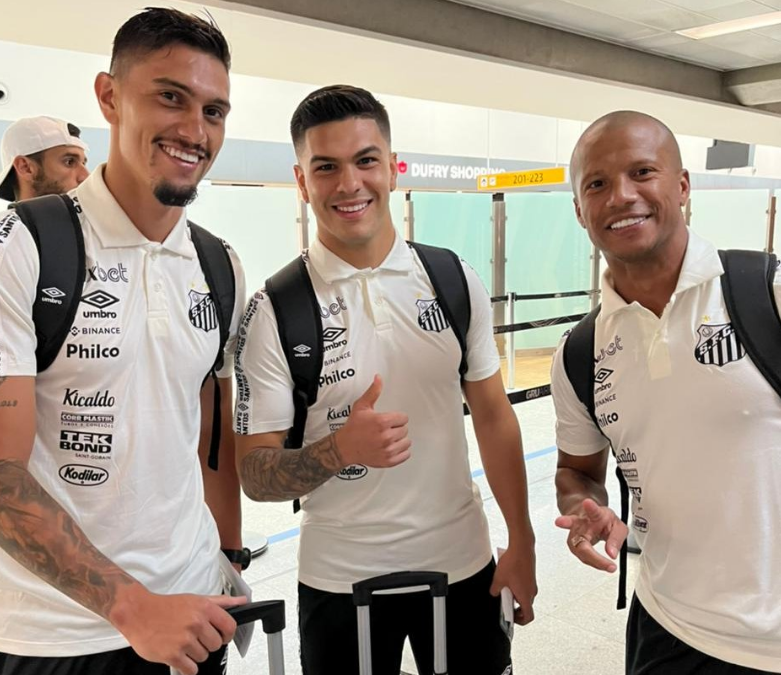 De olho no Banfield, delegação do Santos desembarca em Buenos Aires - Gazeta Esportiva