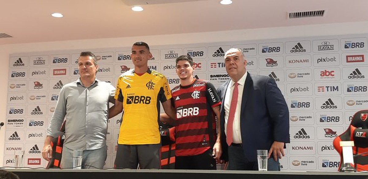 Em meio a clima tenso no Ninho, Santos e Ayrton Lucas são apresentados pelo Flamengo - Globo.com