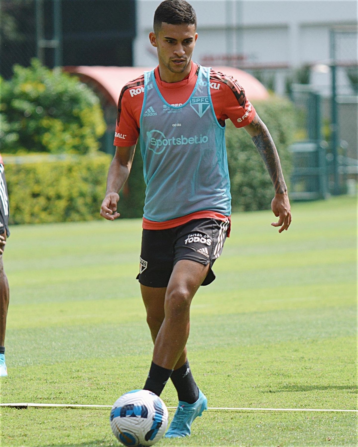 Em recuperação de lesões, Nestor e Gabriel Sara voltam a treinar com o elenco do São Paulo - Globo.com