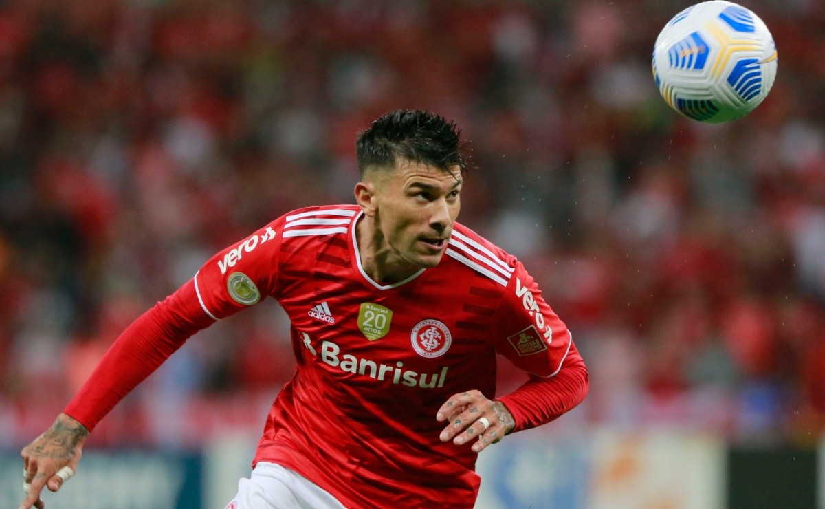 Gigante brasileiro oficializa proposta por Victor Cuesta; zagueiro gostou do projeto - Somos Fanáticos Brasil