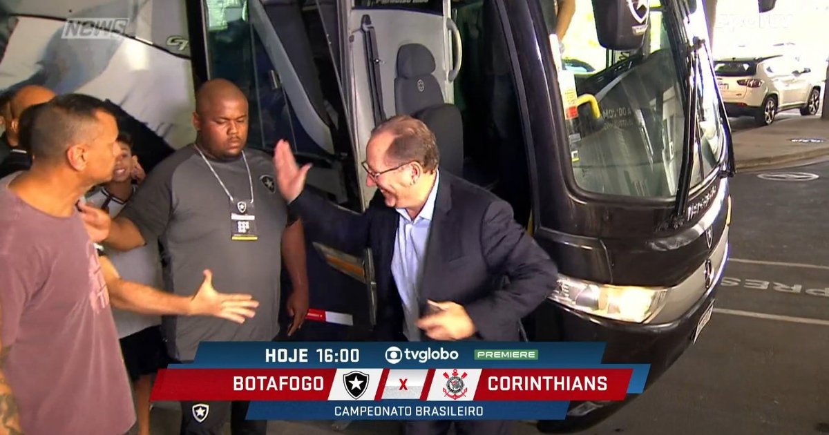 John Textor chega ao Estádio Nilton Santos no ônibus com o time do Botafogo - FogãoNET