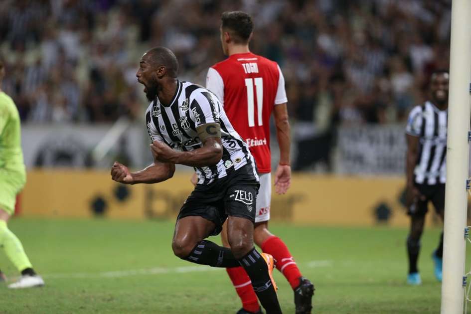 Jornal argentino repercute derrota do Independiente para o Ceará e critica gramado do Castelão - Diário do Nordeste