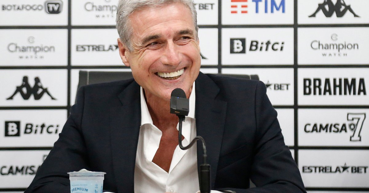 Luís Castro, sobre elenco do Botafogo: ‘Impossível trabalhar com 40. Teremos 27 jogadores mais três - FogãoNET