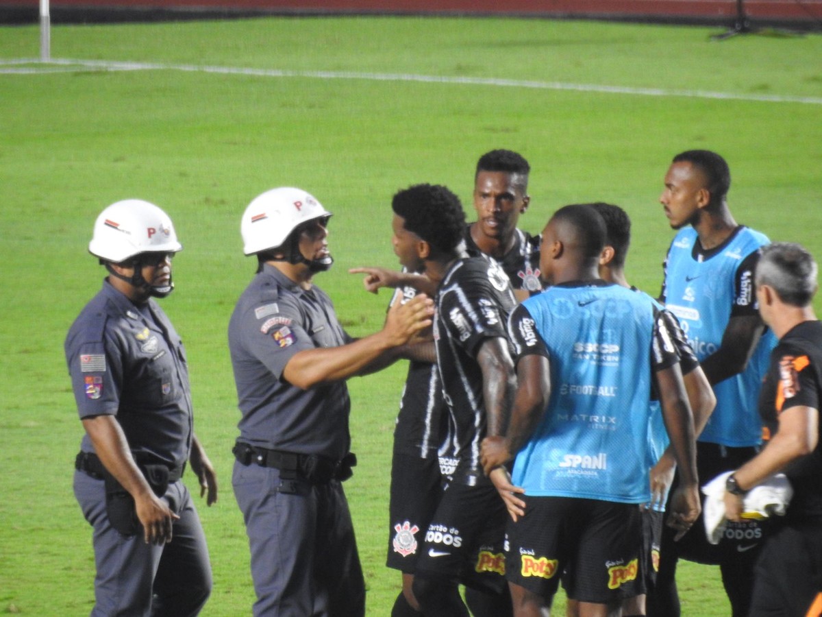 Súmula relata empurrão de Xavier, do Corinthians, em policiais após o clássico: 