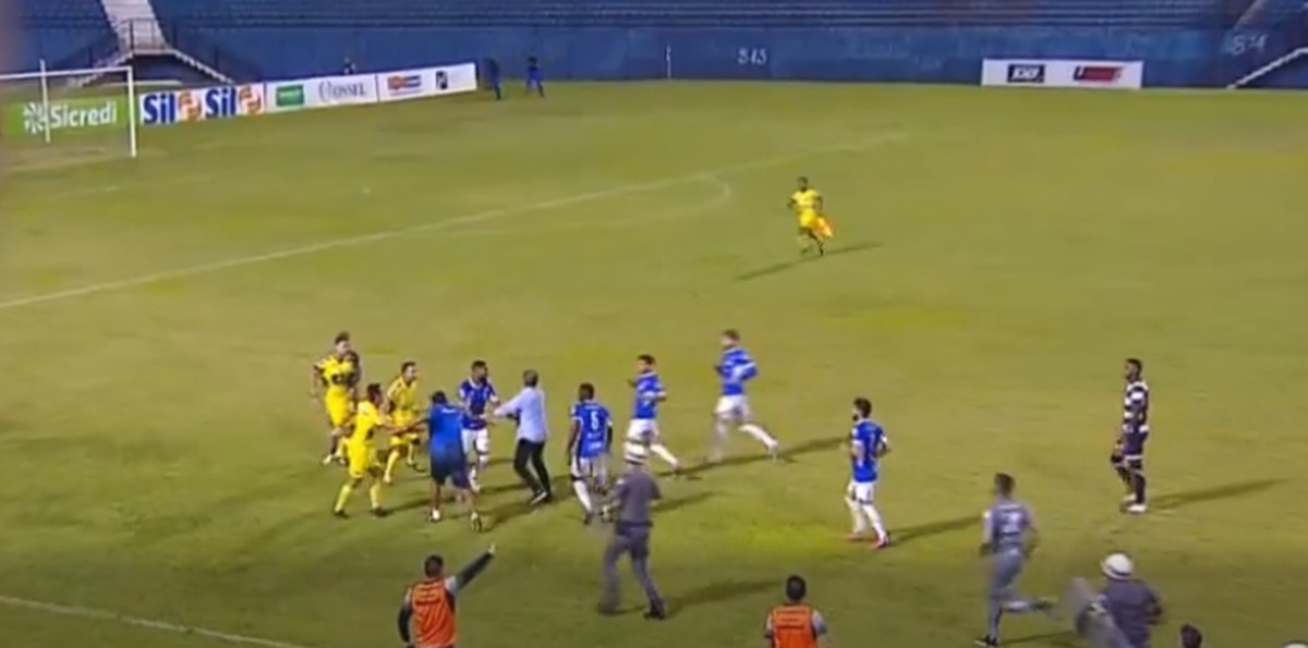 Técnico do São Bento se revolta com expulsão, parte para cima do árbitro e protagoniza cena bizarra - Globo.com