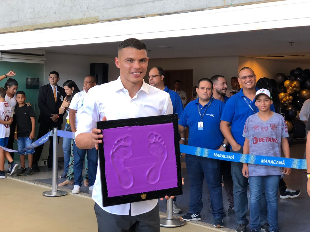 Thiago Silva é homenageado e coloca os pés na Calçada da Fama do Maracanã - Globo.com