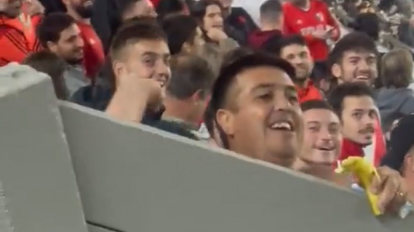 Torcedor do River Plate é flagrado atirando banana em direção a torcida do Fortaleza; veja o vídeo - O POVO