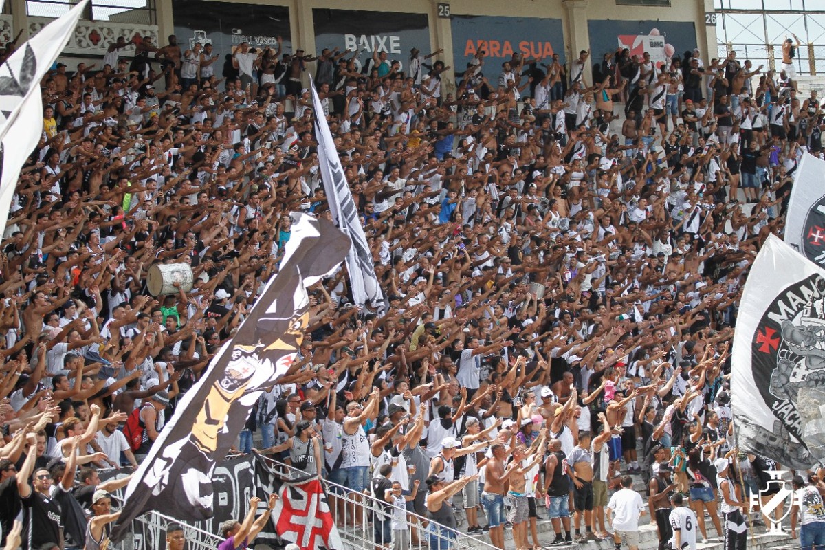 Torcida do Vasco compra 17.300 ingressos e vai encher São Januário na estreia da Série B - Globo.com