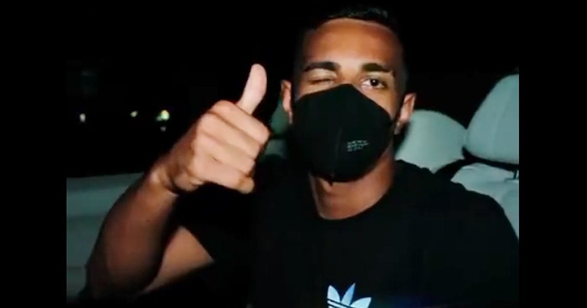 Victor Sá chega ao Rio de Janeiro para assinar contrato com o Botafogo: ‘Bem feliz e motivado’ - FogãoNET